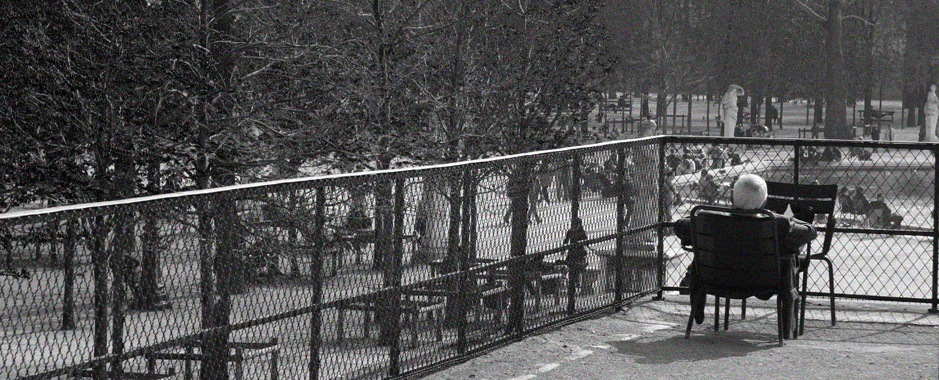 una pausa al Jardin des Tuileries durante una visita guidata di Parigi