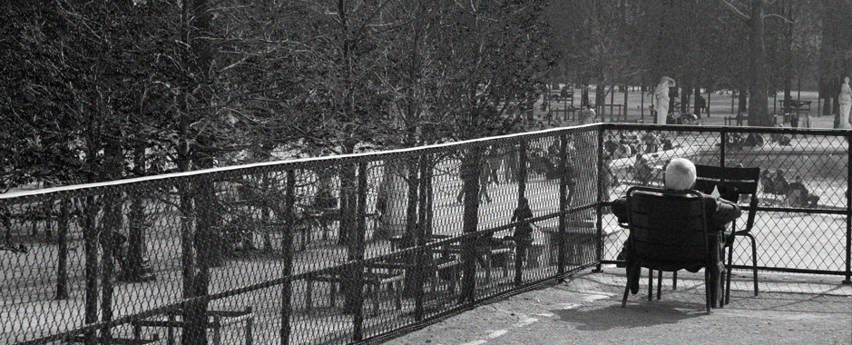 une pause dans le Jardin des Tuileries durant une visite guide de Paris