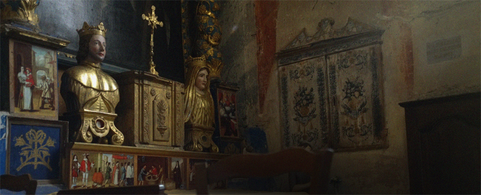 vista interna di una chiesa provenzale nel Lubron a Ansouis