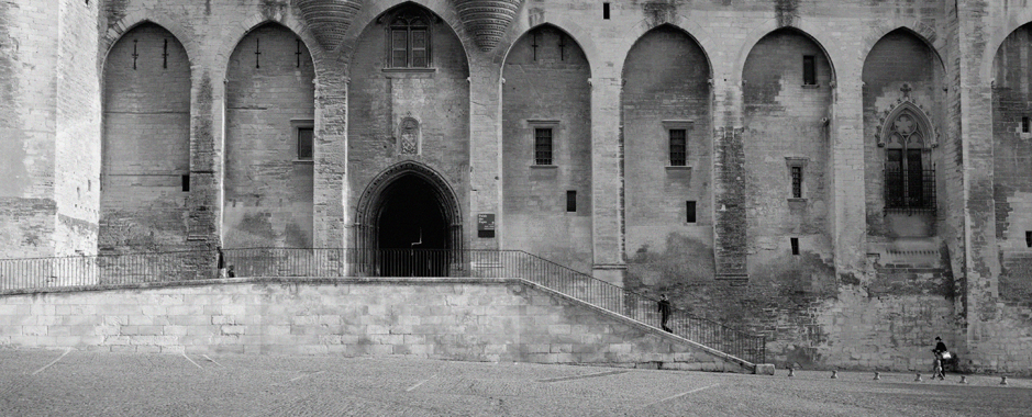 foto del Palais des Papes ad Avignon durante una visita guidata