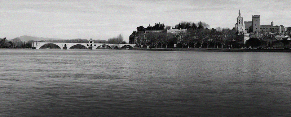 Pogled na cuveni most u Avinjonu (Pont d'Avignon) I na Papsku Palatu (le Palais des Papes)