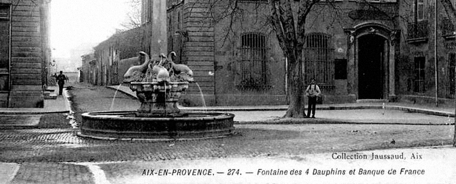 vieille carte postale de la place des Quatre Dauphins à Aix-en-Provence