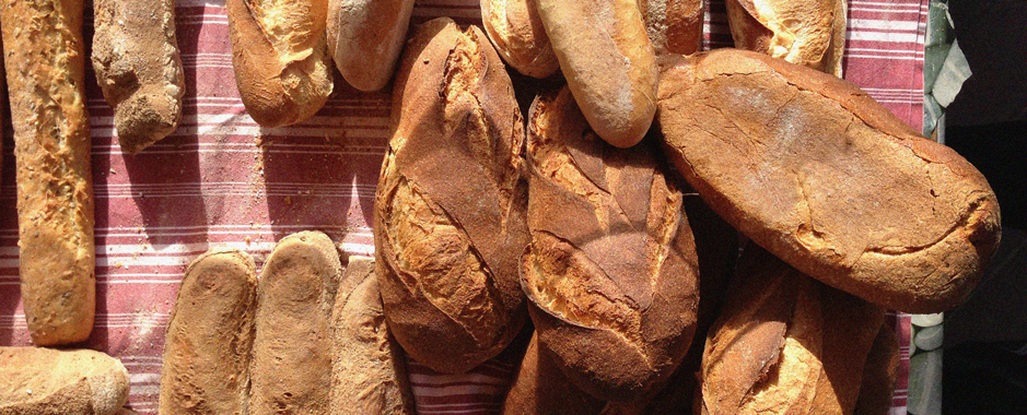 photo de diffrents pains franais sur le march provencal de Nice lors d'une promenade gastronomique